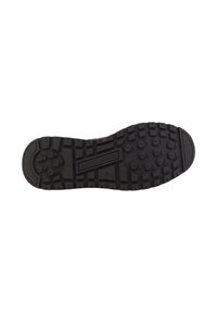Zwarte rubberen schoenzool met een gestructureerd profiel, uitgerust met verhoogde noppen voor grip en een vlakke haksectie voor stabiliteit.
