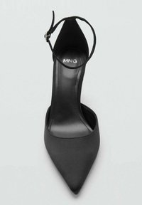 Czarny szpilka z zaostrzonym noskiem, gładką fakturą i cienkim paskiem na kostkę. Na wkładce znajduje się subtelne logo marki.