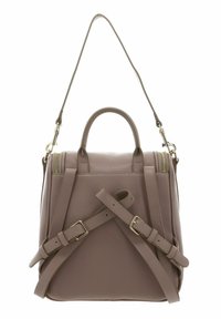Sac à dos en cuir structuré de couleur taupe clair. Livré avec des bretelles réglables et une poignée supérieure. Fermetures éclair avec des accents en métal doré.