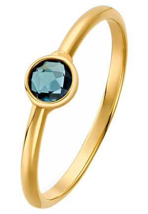 Gouden ring met een gladde, gepolijste band, voorzien van een ronde, facette blauwe steen in een elegante, afgeronde zetting.