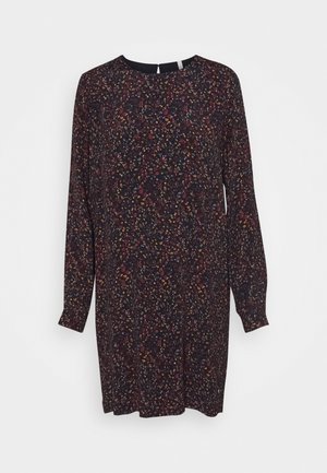 Vestido de manga larga con un estampado floral oscuro que presenta varios colores sobre un fondo negro. Tejido suave con un corte holgado y escote redondo.