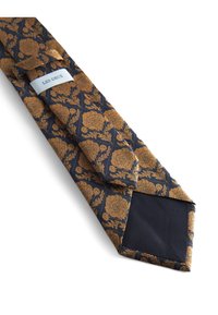 Cravatta blu navy con un motivo floreale arancione, realizzata in tessuto testurizzato. Presenta un'etichetta con la dicitura "LES DEUX" e un rovescio blu navy uniforme.