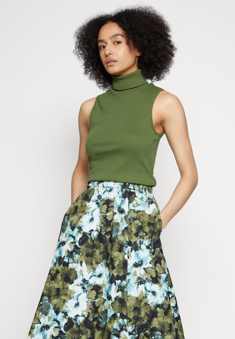 Damen T-Shirts | Gestuz DREW ROLLNECK Top chive/dunkelgrün - PH75767 Damen T-Shirts | Gestuz DREW ROLLNECK Top chive/dunkelgrün - PH75767