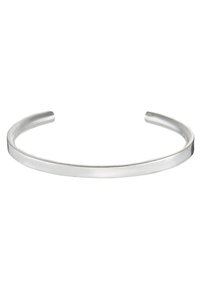 Sølvmetal cuff-armbånd med en glat, mat finish. Har et åbent design med afrundede kanter, der muliggør justerbar størrelse.