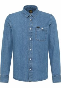 Blauwe denim overhemd met lange mouwen, knoopsluiting en een puntige kraag, enkele knoop borstzak en witte knopen aan de voorkant.
