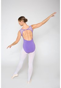 Lila Ballettanzanzug mit einem Rückenausschnitt und transparenten Trägern, kombiniert mit weißen Strumpfhosen und hellbeigen Ballettschuhen.