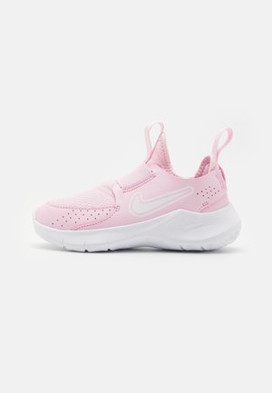 Rózsaszín sportcipők, slip-on kialakítással, légáteresztő hálós anyaggal, perforált részletekkel és fehér talppal. Hátsó részén kis húzófüllel rendelkezik.