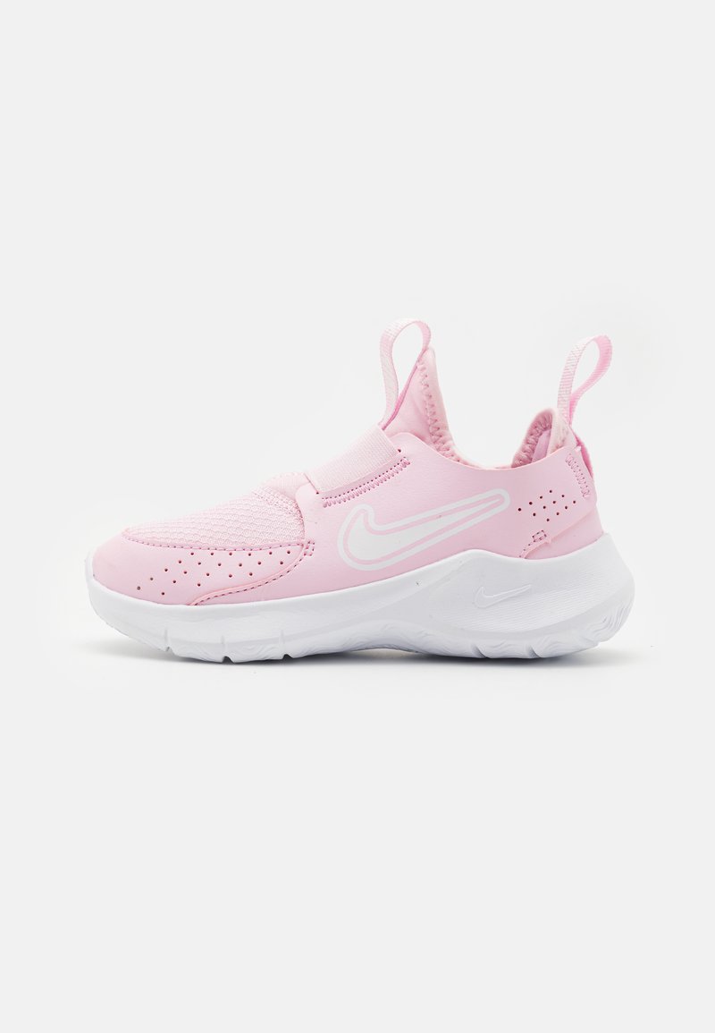 Rózsaszín sportcipők, slip-on kialakítással, légáteresztő hálós anyaggal, perforált részletekkel és fehér talppal. Hátsó részén kis húzófüllel rendelkezik.