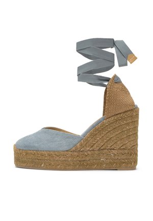 Sandalo espadrilla con zeppa, tomaia in tessuto azzurro chiaro, plateau in juta intrecciata e lunghi lacci da legare alla caviglia.