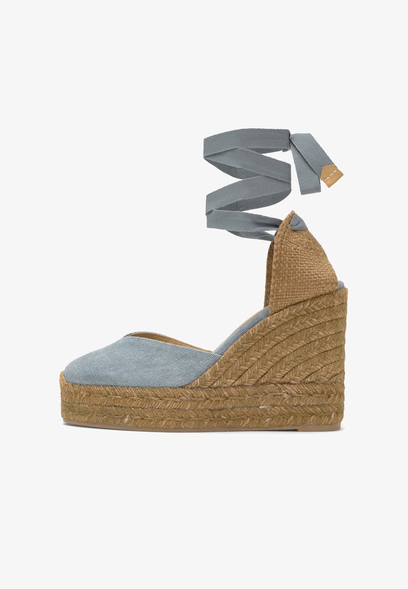 Sandale espadrille compensée avec tige en tissu bleu clair, talon plateforme en jute tressé et longues lanières à nouer autour de la cheville.