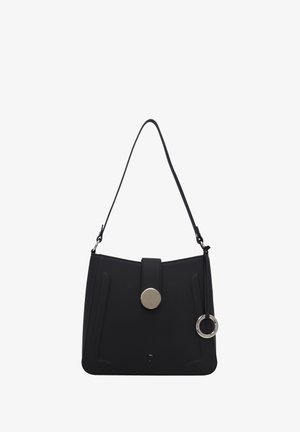 Borsa nera realizzata in materiale liscio, con chiusura a pulsante rotondo in argento, tracolla regolabile e dettaglio anello attaccato.