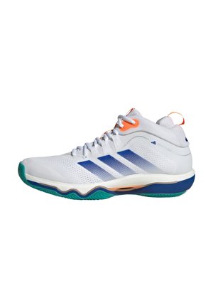 Weißer Sportschuh mit blauen Streifen, türkisfarbenen und orangen Akzenten, strukturierter Sohle und Mesh-Obermaterial für Atmungsaktivität, Seitenansicht.