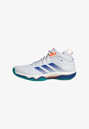 Weißer Sportschuh mit blauen Streifen, türkisfarbenen und orangen Akzenten, strukturierter Sohle und Mesh-Obermaterial für Atmungsaktivität, Seitenansicht.