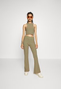 ONLY Petite ONLOFELIA SHORT - Top - strawberry pink/cream gold/pepper green/toffee