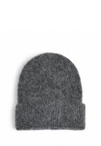 Beanie grigia in feltro con una superficie morbida e testurizzata. Design con cima arrotondata e orlo pieghettato. Aspetto del materiale è soffice e caldo.