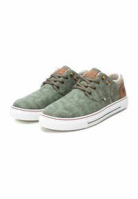 Sneakers verdi in tela con accenti in pelle marrone, lacci rotondi, suole in gomma bianca e dettagli a righe discrete sulla suola.