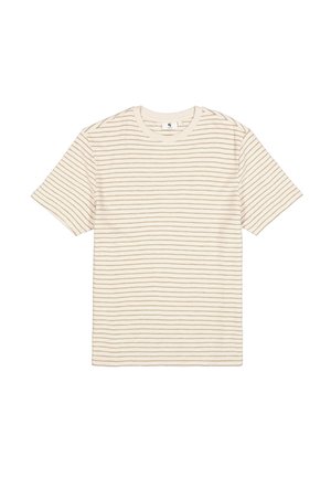 Camiseta de algodón beige con finas rayas horizontales marrones, cuello redondo, mangas cortas y corte recto. Textura suave, diseño informal.