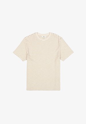 Maglietta beige di cotone con sottili strisce orizzontali marroni, scollo rotondo, maniche corte e taglio dritto. Texture morbida, design casual.
