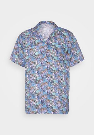 Koszula krótki rękaw z guzikami, prezentująca wielokolorowy abstrakcyjny wzór w odcieniach niebieskiego, różowego i czarnego na jasnoniebieskim tle.