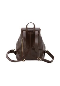 Bruine leren rugzak met een gladde textuur, dubbele handvatten aan de bovenkant, verstelbare schouderbanden en een zijvak met rits en goudkleurige hardware.