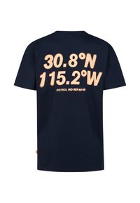 T-shirt en coton bleu marine avec un grand texte clair au dos : "30,8°N 115,2°W" et "PETROL IND REF-92108". Manches courtes et encolure ronde.