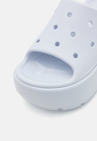 Sandali platform bianchi con superficie texturizzata, design open toe e numerosi fori di ventilazione per una buona traspirabilità.