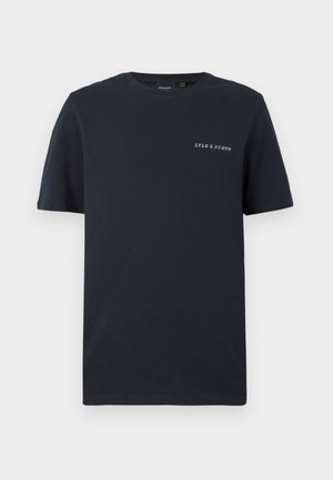 Marinblå bomulls t-shirt med kort ärm, rundad hals, med vit broderad text "LYLE & SCOTT" på bröstet. Enkelt design.