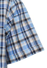 Kariertes Kurzarmhemd in Blau mit verschiedenen Blautönen, Schwarz und Beige in einem Rautenmuster; glatte Stofftextur mit umgeschlagenem Saum.