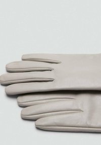 Guantes de cuero gris de textura suave, con cinco compartimentos para los dedos y sutilezas de costura a lo largo de las costuras.