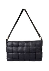 Zwarte leren handtas met een gequilt ontwerp, voorzien van een lange verstelbare schouderband en gouden hardware accenten. Rechthoekige vorm, gladde textuur.