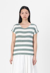 Grøn- og hvidstribet T-shirt med korte ærmer og rund halsudskæring, lavet af blødt stof, med en afslappet pasform og subtil struktur.