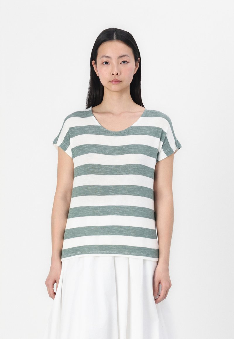Grøn- og hvidstribet T-shirt med korte ærmer og rund halsudskæring, lavet af blødt stof, med en afslappet pasform og subtil struktur.