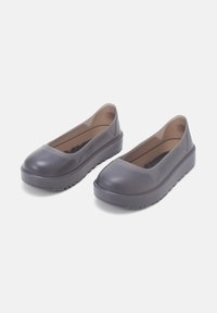 Šedé gumové nazouvací boty s kulatou špičkou, plochou podrážkou a hladkým povrchem. Mají nízký, otevřený podpatek a minimalistický design.