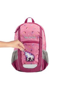 Rosa Stoff-Rucksack mit bunten Sternmustern, einer Einhorn-Applikation auf der Vorderseite, einem Reißverschlussanhänger und Netzseitentaschen. Step by Step-Logo oben.