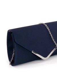 Navyblaue Clutch aus glattem Material, mit einem silbernen Kettenriemen und einem metallischen Akzentdetail auf der Vorderseite.