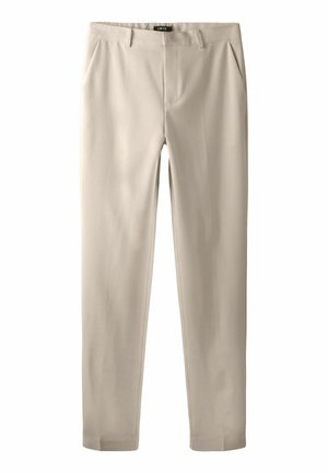 Pantalon slim beige avec passants de ceinture, poches avant et fermeture éclair, posé à plat sur un fond blanc.