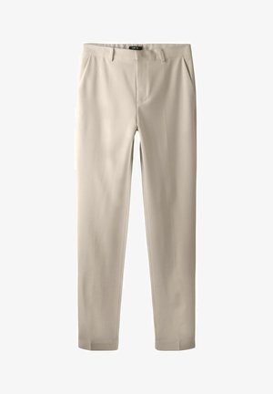 Pantalon slim beige avec passants de ceinture, poches avant et fermeture éclair, posé à plat sur un fond blanc.
