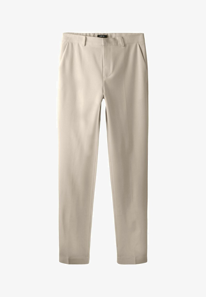 Pantalon slim beige avec passants de ceinture, poches avant et fermeture éclair, posé à plat sur un fond blanc.