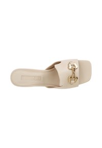 Beige lädersandaletter med kvadratisk tå, öppen bak och en guldkedjeaccent på framdelen. Slät textur med minimal sömnad.