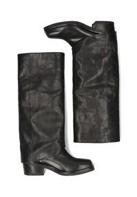 Fekete bőr térdig érő csizma texturált felülettel, négyzet alakú orral és tömbsarkú sarokkal. Varrat nélküli kialakítás, hajtogatható szakaszokkal a változatos viselet érdekében.