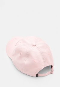 Casquette de baseball en coton rose avec une visière incurvée, sangle ajustable à l'arrière et trous de ventilation. Design minimaliste avec une texture lisse.