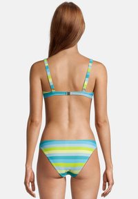 Ensemble de bikini rayé aux couleurs vives bleu, vert et jaune. Le matériau semble lisse avec des bretelles ajustables et une fermeture à crochets à l'arrière.