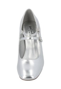 Scarpa Mary Jane argento con una finitura metallica lucida, punta arrotondata e due cinturini regolabili con fibbie decorativi. Fodera interna liscia.