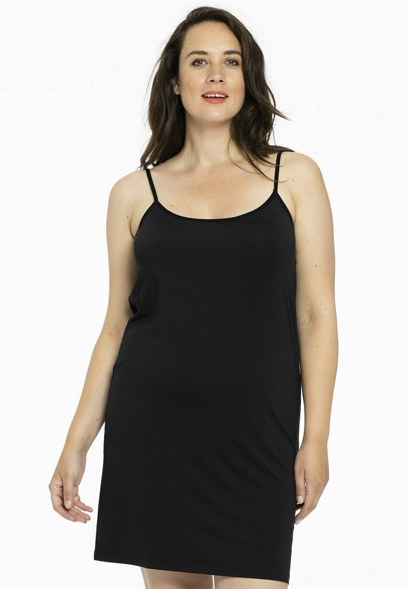 Zwarte slipdress met dunne bandjes, gemaakt van gladde stof. Eenvoudig ontwerp, knie-lengte, met een relaxte pasvorm zonder patronen of accenten.