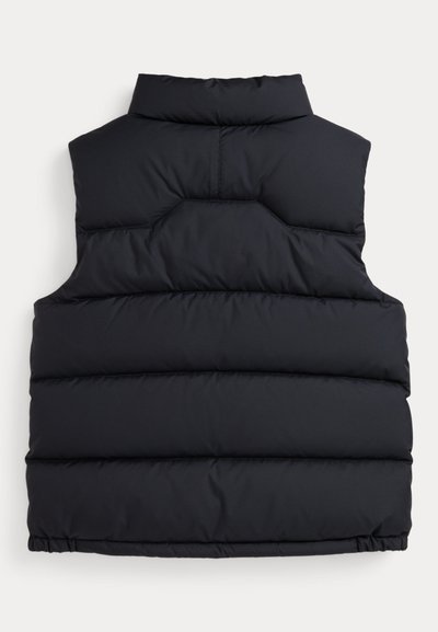 Colete puffer preto com gola alta, dividido em seções horizontais costuradas, apresentando uma textura suave e sem hardware visível.