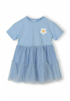 Vestito a maniche corte azzurro chiaro con gonna a strati in tulle e margherita bianca con centro giallo ricamata sul petto a sinistra.