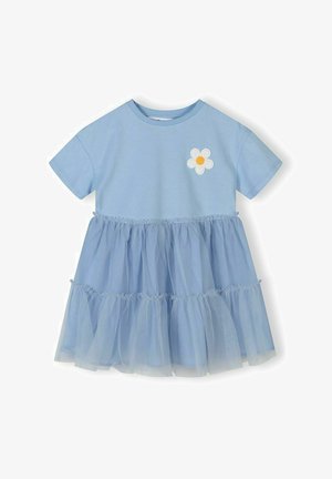 Vestito a maniche corte azzurro chiaro con gonna a strati in tulle e margherita bianca con centro giallo ricamata sul petto a sinistra.