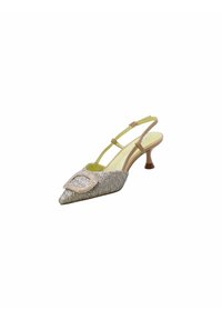 Scarpa slingback con tacco kitten in tessuto metallizzato argento, con punta affusolata, adornata da una fibbia decorativa e soletta gialla.