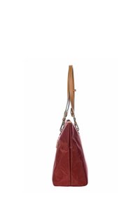 Rode stoffen handtas met een driehoekige vorm, accentueerd met een beige leren schouderriem en metalen hardware. Nette textuur, minimale details.