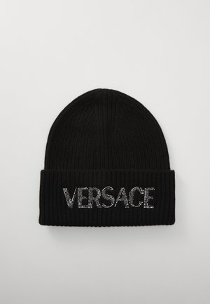 Zwarte geribbelde gebreide beanie met "VERSACE" in rhinestones op de boord. Zachte textuur met een snug fit. Duurzaam materiaal voor warmte.